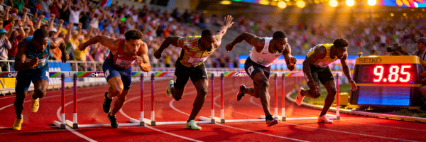 田径世锦赛百米飞人大赛选手冲过终点线瞬间